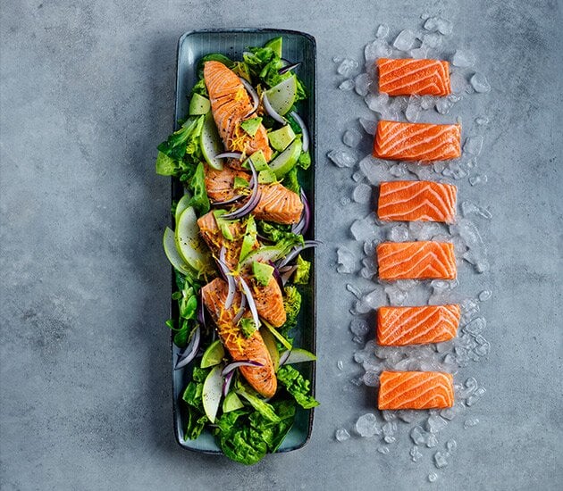 Oven-baked salmon with lemon