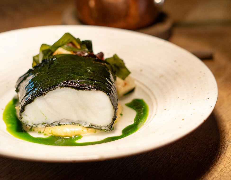 Norwegian skrei baked in winged kelp with celery root and mussel sauce