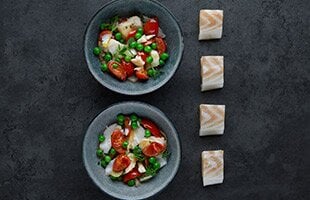 Stockfish with peas and tomato